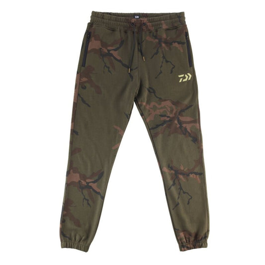 DAIWA Carp Camo Joggers L in green camouflage design with elastic waistband, zippered pockets, and tapered cuffs, ideal for outdoor activities.